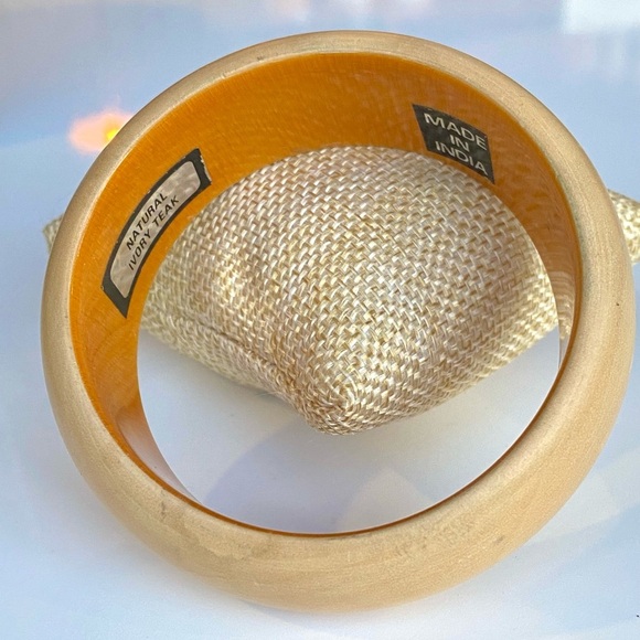 Vintage Hand-Carved Natural Ivory Teak Wood Bangle Bracelet / Made in India - Picture 7 of 9